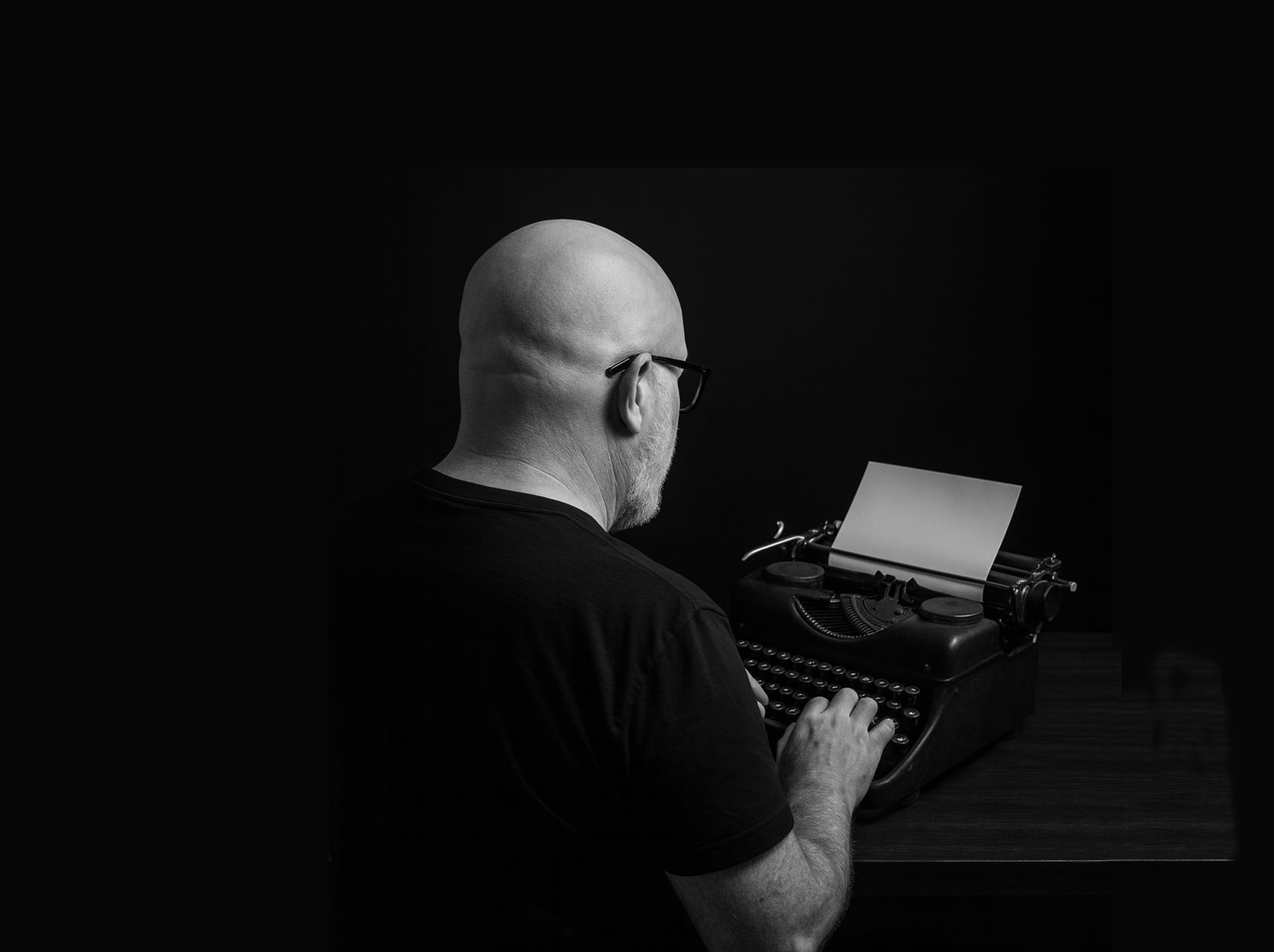 Un sendero iluminado por la luz de la mañana